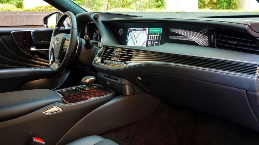Интерьер Lexus LS500 AWD F-Sport 2017 года  (NA) (фото 2 из 30)